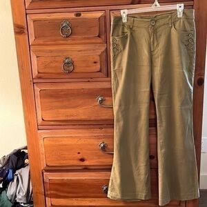 Cabi Women’s army green flare leg pants with pockets size 10 preloved